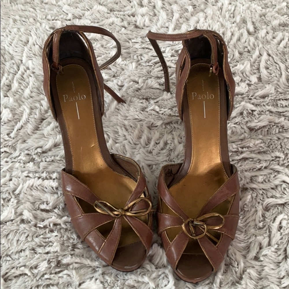 Línea Paolo brown and bronze detail heels